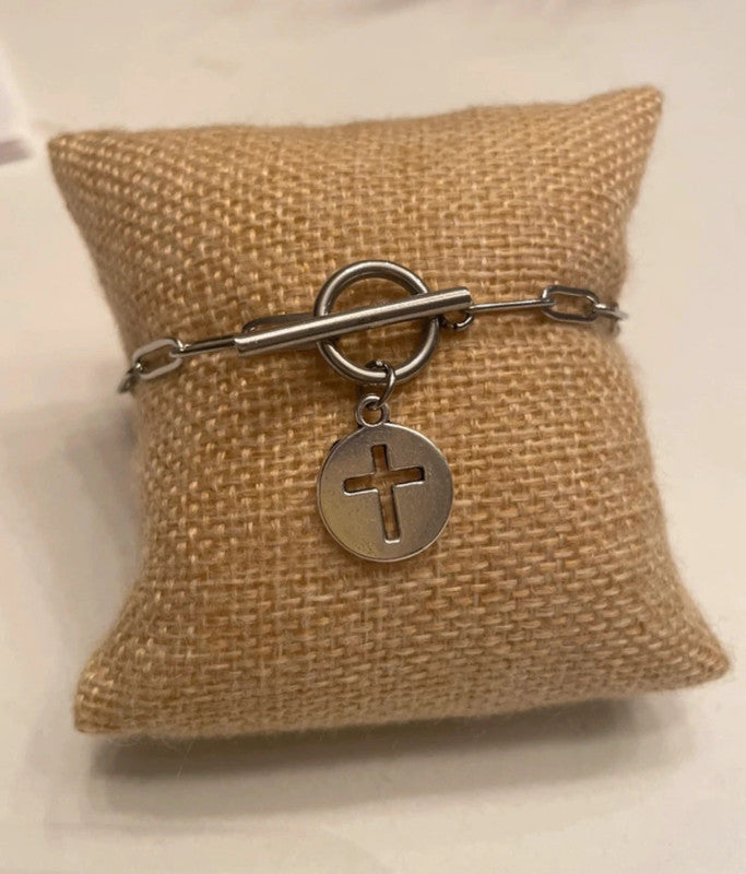 Bracelet chaîne maille longue croix dans pastille